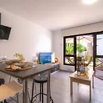 Ineika- Modern With Pool View Terrace Appartement *